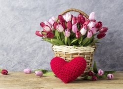 Serce przy koszu z tulipanami