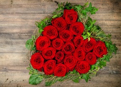Serce ułożone z czerwonych róż i liści