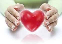Serce w kobiecych dłoniach