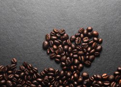 Serce z ziaren kawy na ciemnym tle