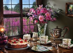Serwis kawowy i tort obok kwiatów w wazonie i lampy przy oknie