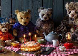 Kompozycja, Miski, Pluszaki, Lampa, Tort, Świeczki, Filiżanki, Czajnik