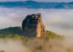 Skała Falkenstein na wzgórzu we mgle