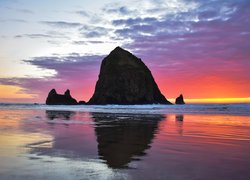 Skała Haystack Rock na plaży w Cannon Beach