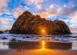 Skała Keyhole Arch na plaży Pfeiffer Beach