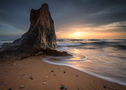 Skała na morskiej plaży