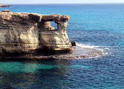 Skała na tle morza w Cape Greco na Cyprze