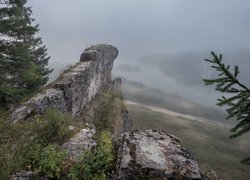 Skała nad zamgloną doliną