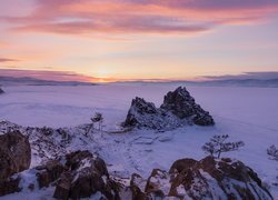 Skała Szamanka na ośnieżonym jeziorze Bajkał
