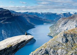 Skała Trolltunga na tle norweskiego jeziora Ringedalsvatnet