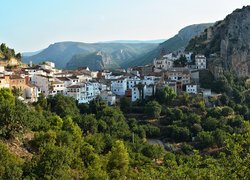Domy, Drzewa, Góry, Skała, Miejscowość Chulilla, Prowincja Walencja, Hiszpania