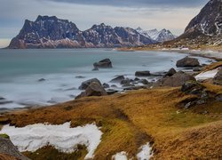 Skalista plaża Haukland Beach w Norwegii