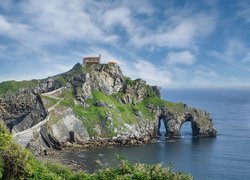 Skalista wyspa Gaztelugatxe w Zatoce Biskajskiej