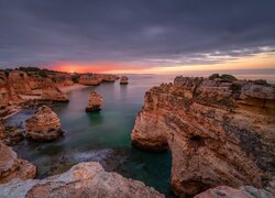 Skaliste wybrzeże Algarve o zachodzie słońca