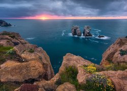 Skaliste wybrzeże Costa Quebrada nad zatoką Biskajską w Hiszpanii