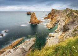 Skaliste wybrzeże Costa Quebrada w Zatoce Biskajskiej