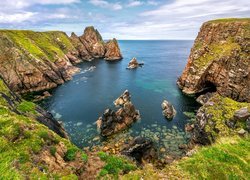 Skaliste wybrzeże irlandzkiej wyspy Tory