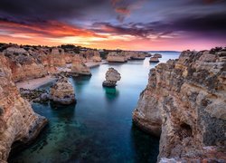 Skaliste wybrzeże morza w portugalskim regionie Algarve