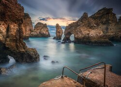 Skaliste wybrzeże Ponta da Piedade w Portugalii