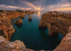 Wybrzeże, Skały, Wschód słońca, Morze, Ocean Atlantycki, Region Algarve, Portugalia