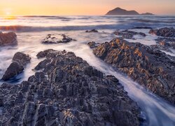 Skaliste wybrzeże Waimarama Beach w Nowej Zelandii