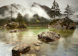 Jezioro Hintersee, Skały, Drzewa, Góry Alpy, Wysepki, Mgła, Bawaria, Niemcy