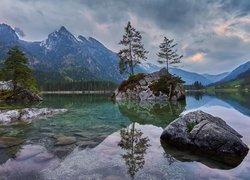 Skaliste wysepki z drzewami na jeziorze Hintersee