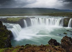 Skalisty wodospad Godafoss w Islandii