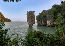 Skalna wysepka Ko Tapu w zatoce Phang Nga w Tajlandii