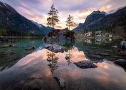 Góry, Jezioro Hintersee, Skały, Drzewa, Odbicie, Gmina Berchtesgadener, Bawaria, Niemcy