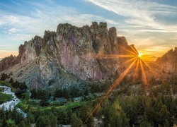 Stany Zjednoczone, Stan Oregon, Park stanowy Smith Rock, Góry, Skały, Rzeka Crooked River, Promienie słońca