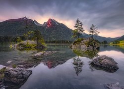 Skalne wysepki z drzewami na jeziorze Hintersee w Bawarii