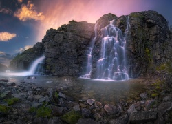 Skalny wodospad wpadający do rzeki w Parku Narodowym Rondane w Norwegii