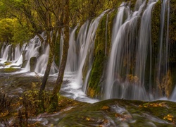 Skalny wodospad wśród jesiennych drzew