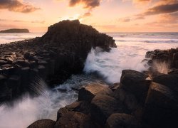 Zachód słońca, Morze Tasmana, Fale, Bazaltowe, Skały, Fingal Head, Nowa Południowa Walia, Australia