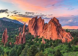 Zachód słońca, Skały, Drzewa, Formacje skalne, Garden of the Gods, Colorado Springs, Kolorado, Stany Zjednoczone