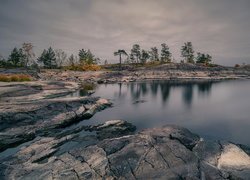 Zachód słońca, Drzewa, Trawy, Skały, Jezioro Ładoga, Karelia, Rosja