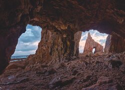Skały i jaskinie przy Playa de Campiechos w Hiszpanii