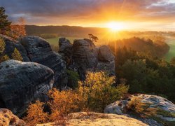 Niemcy, Park Narodowy Saskiej Szwajcarii, Góry Połabskie, Jesień, Drzewa, Skały, Wschód słońca