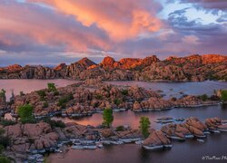 Skały i jezioro Watson Lake w Prescott w Arizonie