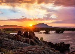 Stany Zjednoczone, Arizona, Hrabstwo Yavapai, Prescott, Jezioro Willow Lake, Zachód słońca, Skały