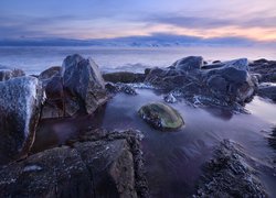 Skały i kamienie na brzegu Morza Barentsa
