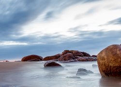 Skały i kamienie na plaży