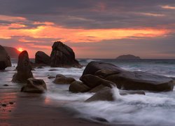 Skały i kamienie przy brzegu morza o zachodzie słońca