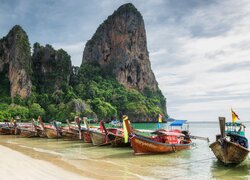 Skały i łodzie na brzegu plaży Railay Beach w Tajlandii