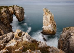 Skały i łuk skalny na morskim wybrzeżu