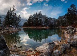 Skały i oszroniony las nad jeziorem Hintersee