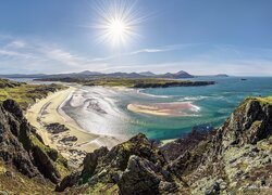 Irlandia, Hrabstwo Donegal, Półwysep Malin Head, Morze, Wybrzeże, Plaża, Promienie słońca, Skały