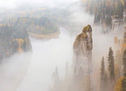 Skały i rzeka Usva we mgle