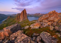 Skały i szczyt góry Segla na wyspie Senja w Norwegii